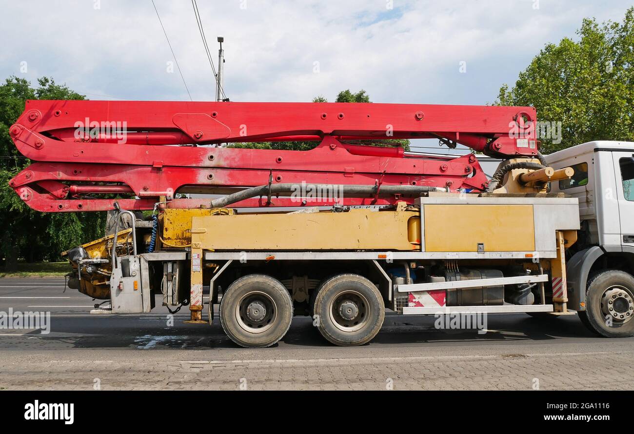 Camion-pompe à béton sur la route Banque D'Images
