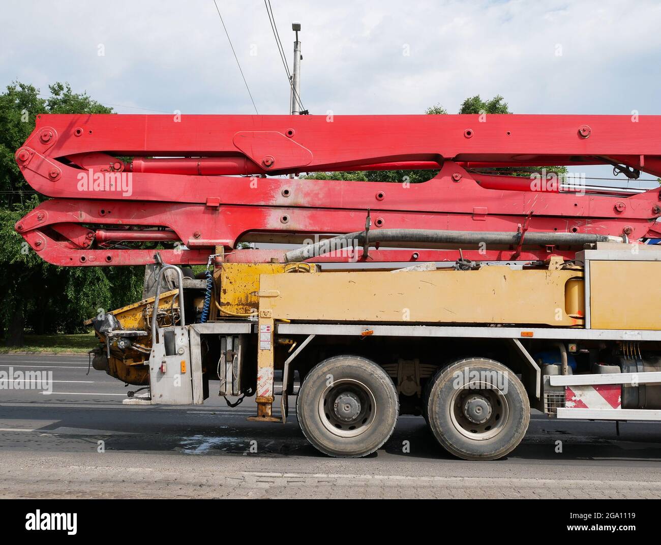 Camion-pompe à béton sur la route Banque D'Images