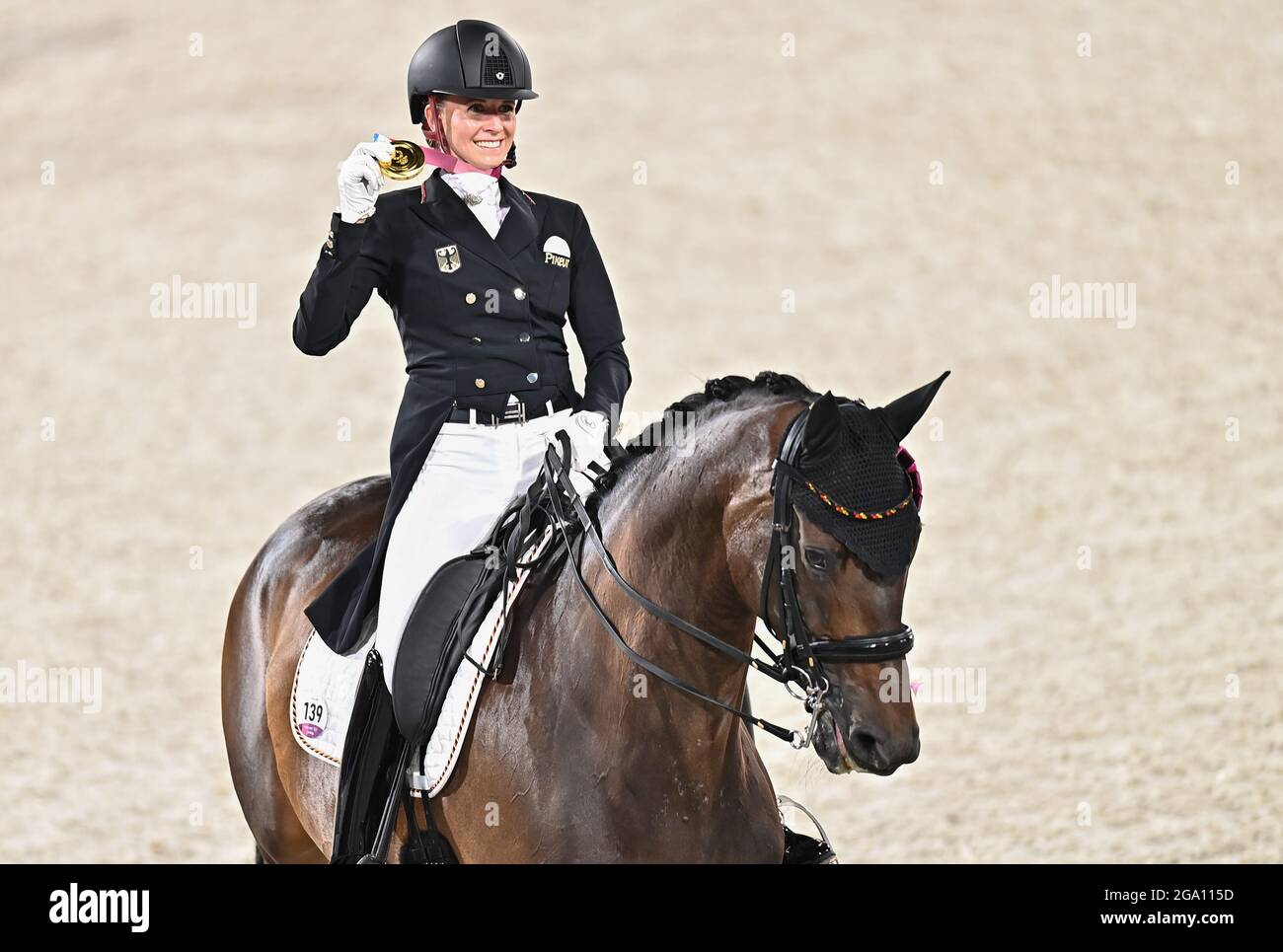 Tokyo, Japon. 28 juillet 2021. Jessica von Bredow-Werndl d'Allemagne pose avec la médaille d'or après le grand prix freestyle individuel de dressage équestre aux Jeux Olympiques de Tokyo 2020 à Tokyo, Japon, le 28 juillet 2021. Credit: Zhu Zheng/Xinhua/Alamy Live News Banque D'Images