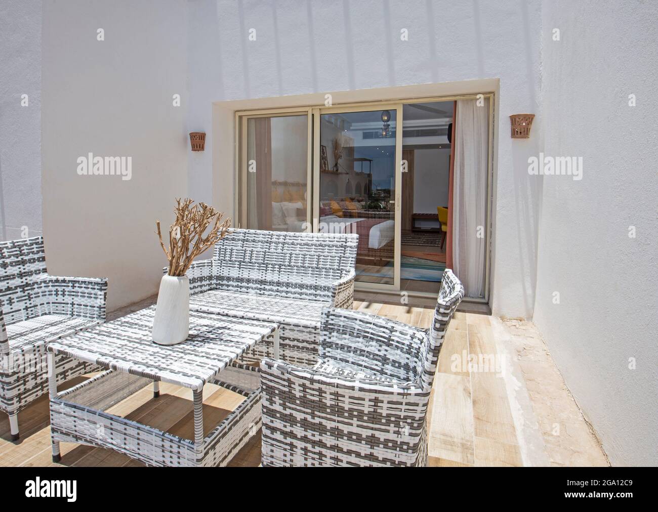Mobilier de terrasse d'un appartement de luxe dans un complexe tropical avec mobilier et vue sur la chambre Banque D'Images