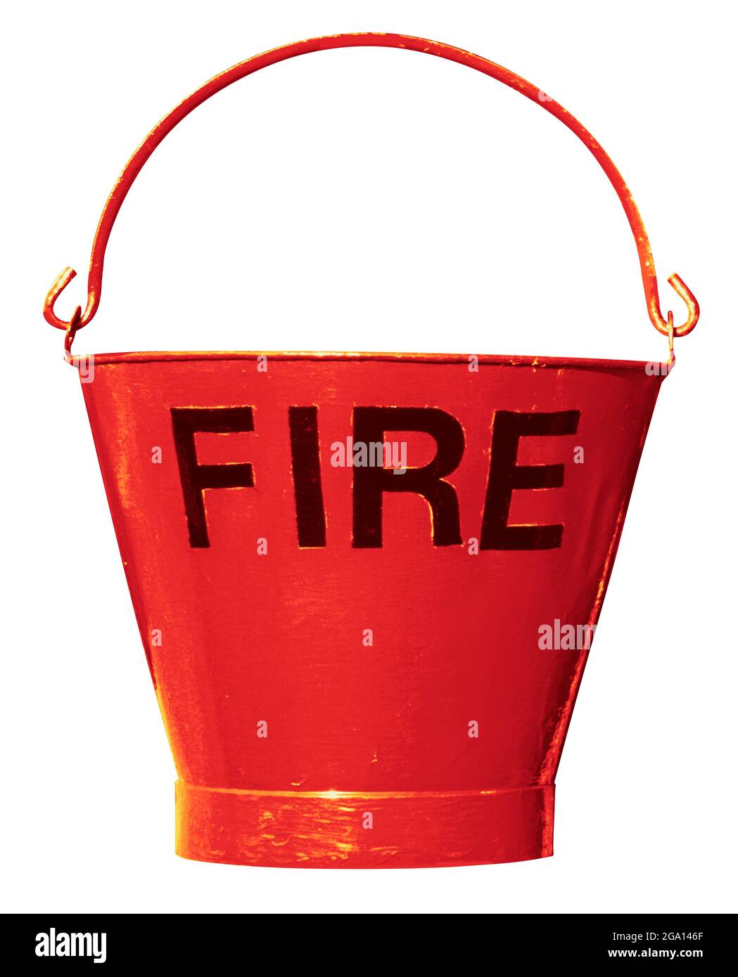 Un seau de feu peint en rouge isolé sur un fond blanc, avec un chemin de coupure Banque D'Images