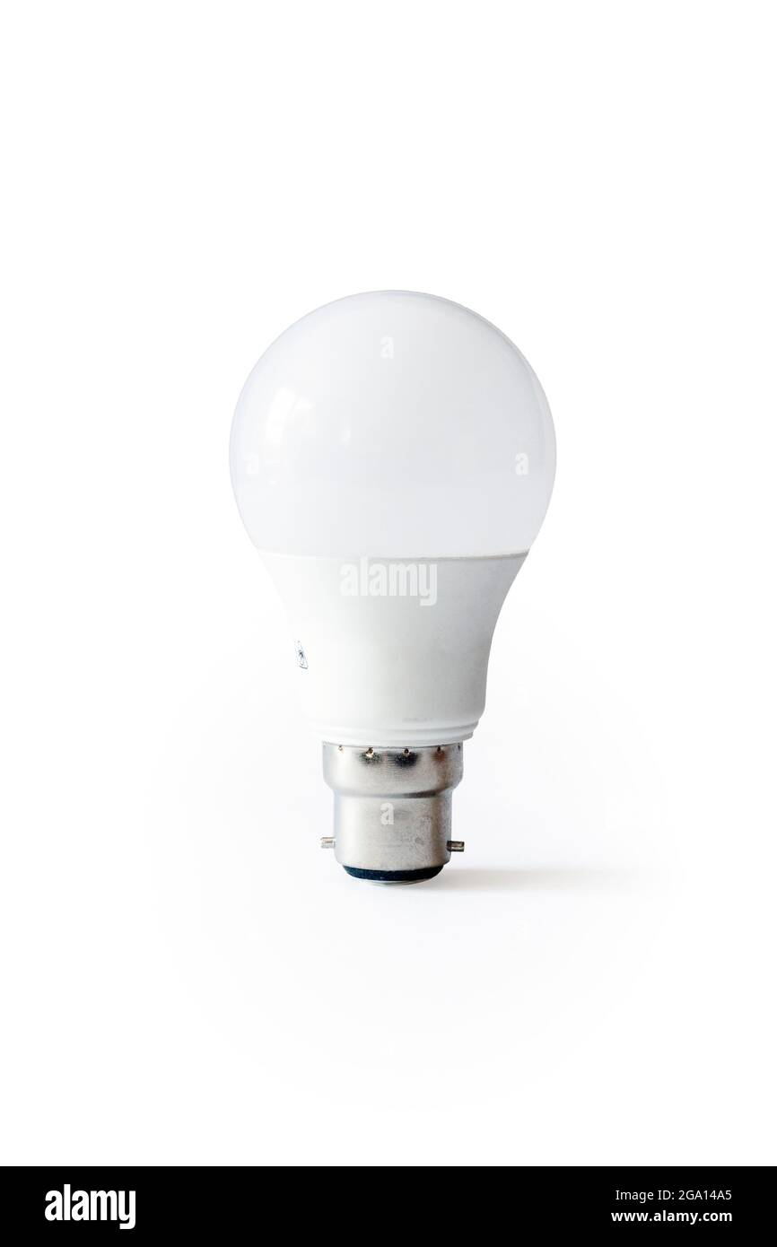 Ampoule LED à économie d'énergie, à baïonnette, de forme traditionnelle, isolée sur fond blanc, avec chemin de coupure Banque D'Images