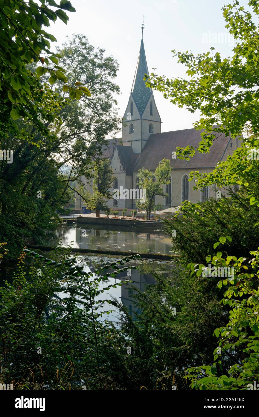 Abbaye de Blaubeuren : église qui se reflète à Blautopf, district d'Alb-Donau, Bade-Wurtemberg, Allemagne Banque D'Images