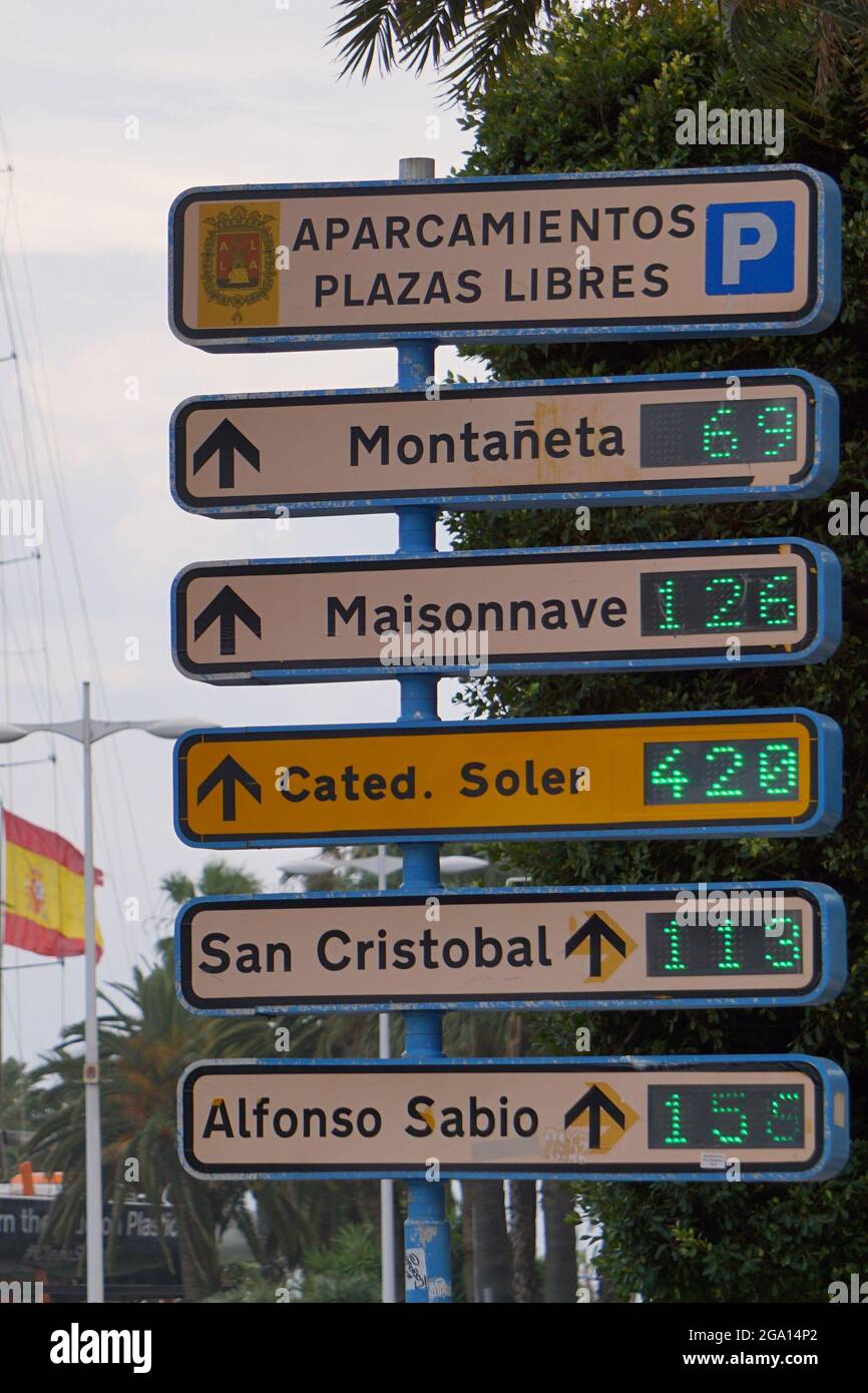ALICANTE, ESPAGNE - 02 mai 2019 : photo verticale d'un panneau routier avec des destinations près d'Alicante en Espagne Banque D'Images