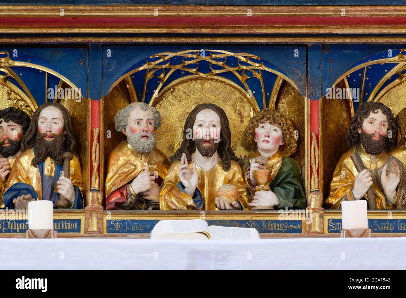 Abbaye de Blaubeuren : autel (1494) dans l'église abbatiale, predella avec des bustes de Christ und apôtres, Christ comme Salvator Mundi, Bade-Wurtemberg, Allemagne Banque D'Images