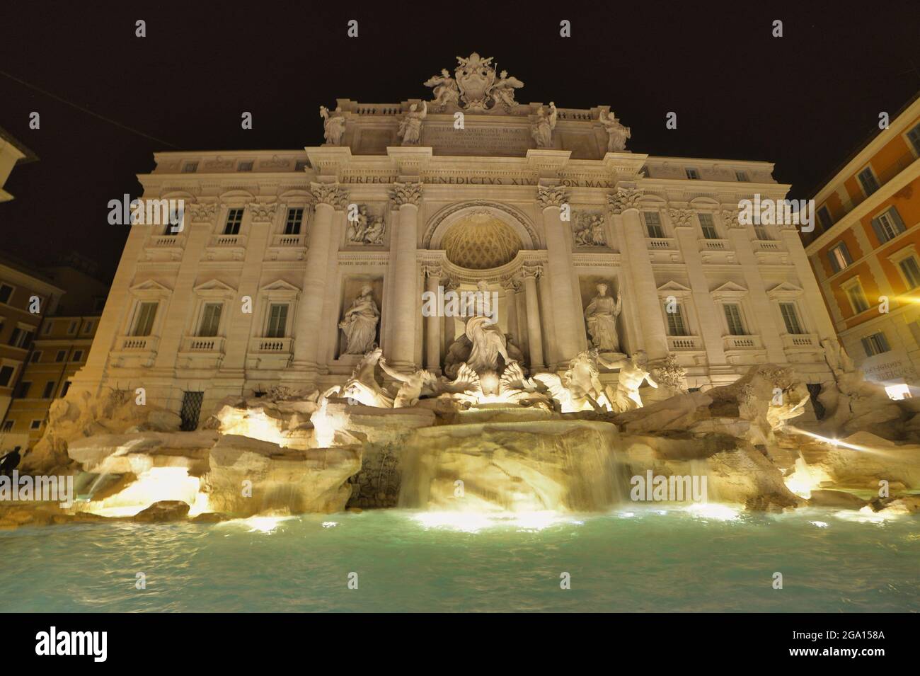 Vue nocturne de la fontaine de Trevi (Fontana di Trevi) la plus célèbre fontaine de Rome. Banque D'Images