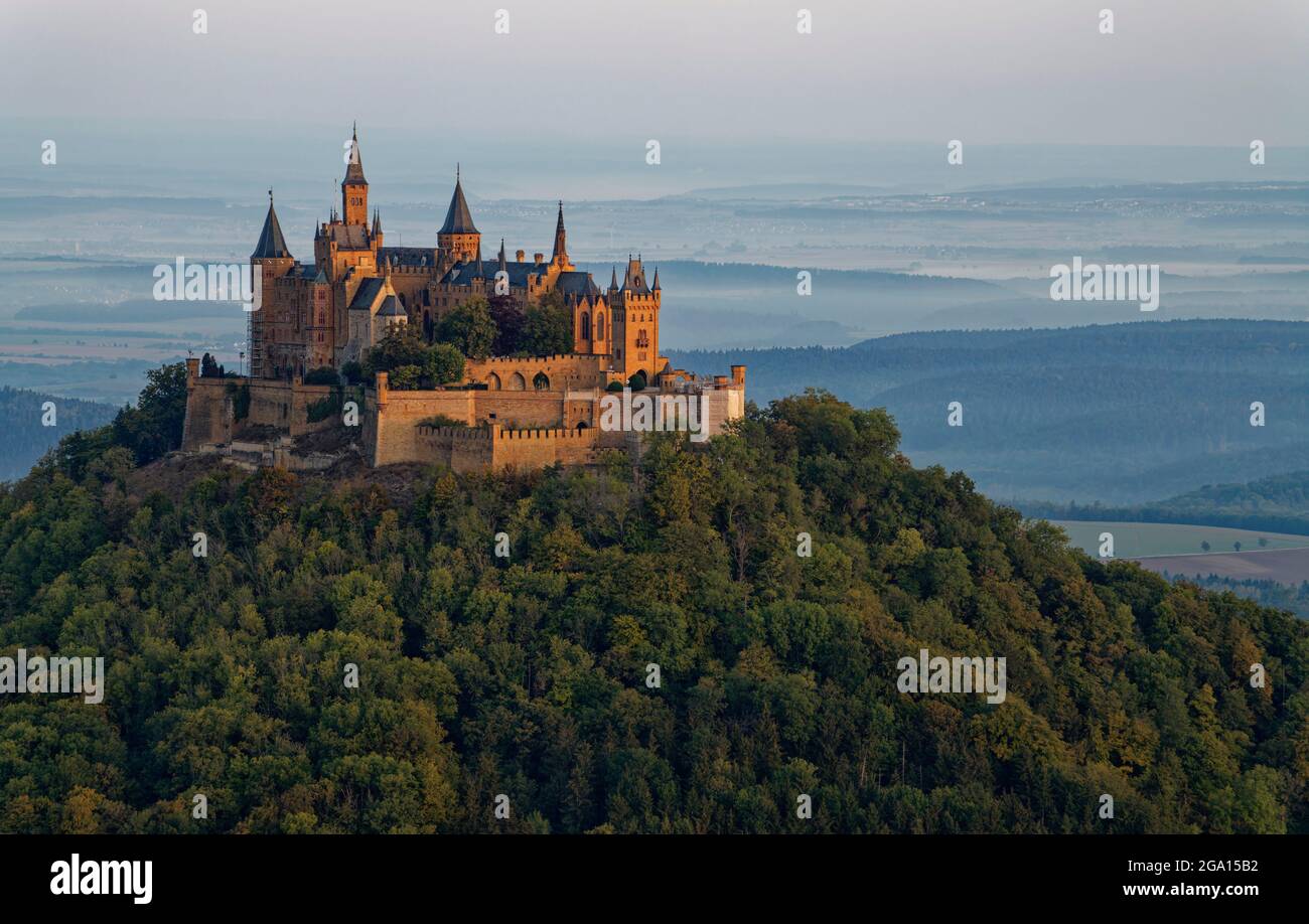 Vue depuis la Corne de Zeller (près d'Onstmettingen) sur le château de Hohenzollern, les Alpes souabes, le district de Zollernalb, Bade-Wurtemberg, Allemagne Banque D'Images
