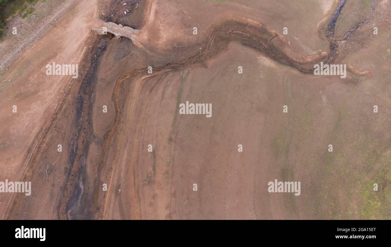 Réservoir de Llwyn Onn, Merthyr Tydfil, pays de Galles du Sud. 28 juillet 2021. Les niveaux d'eau restent bas au niveau du réservoir après la vague de chaleur. Crédit : Andrew Bartlett/Alamy Live News. Banque D'Images