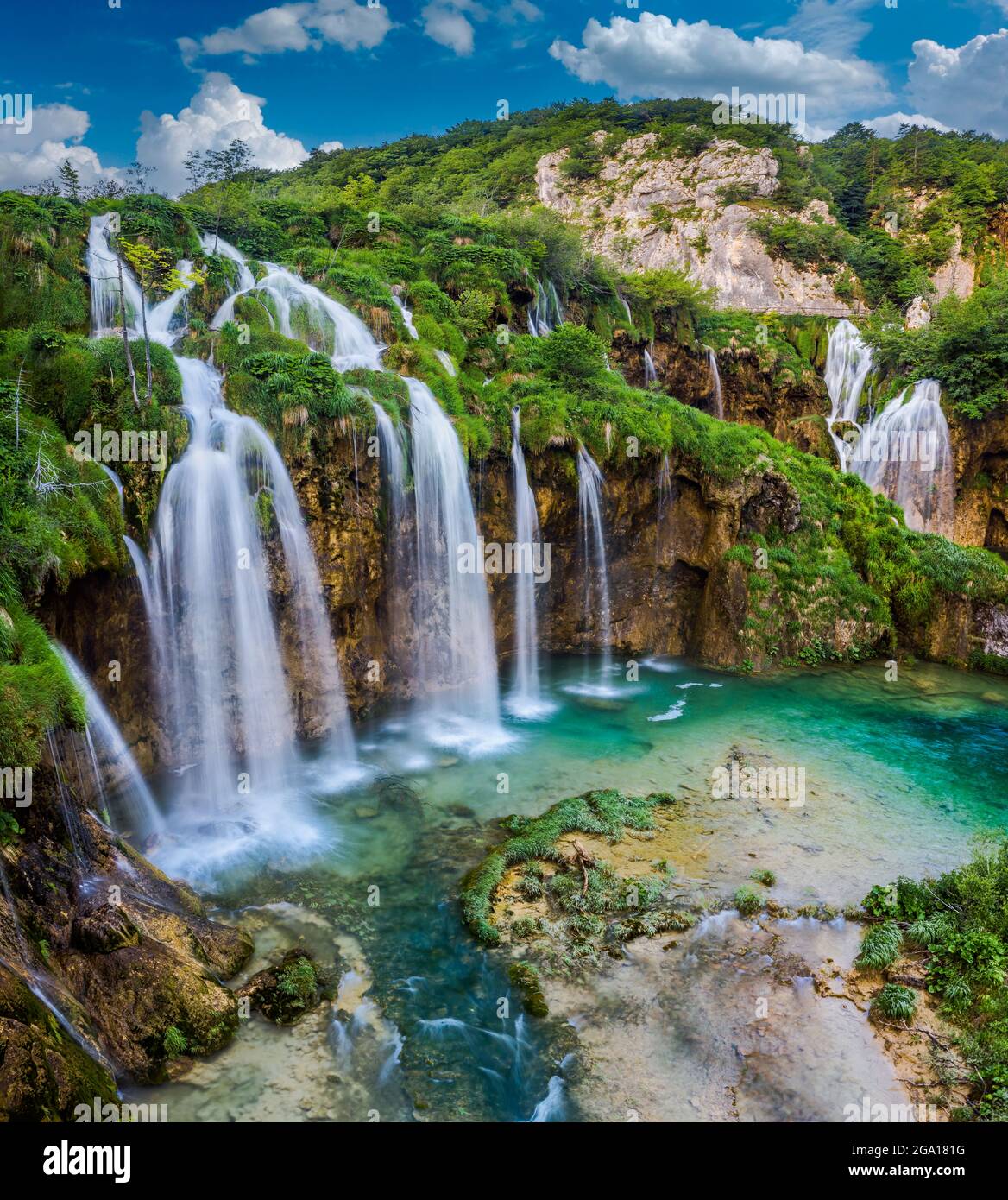 Plitvice, Croatie - belles cascades des lacs de Plitvice (Plitvička jezera) dans le parc national de Plitvice lors d'une belle journée d'été avec ciel bleu et nuage Banque D'Images