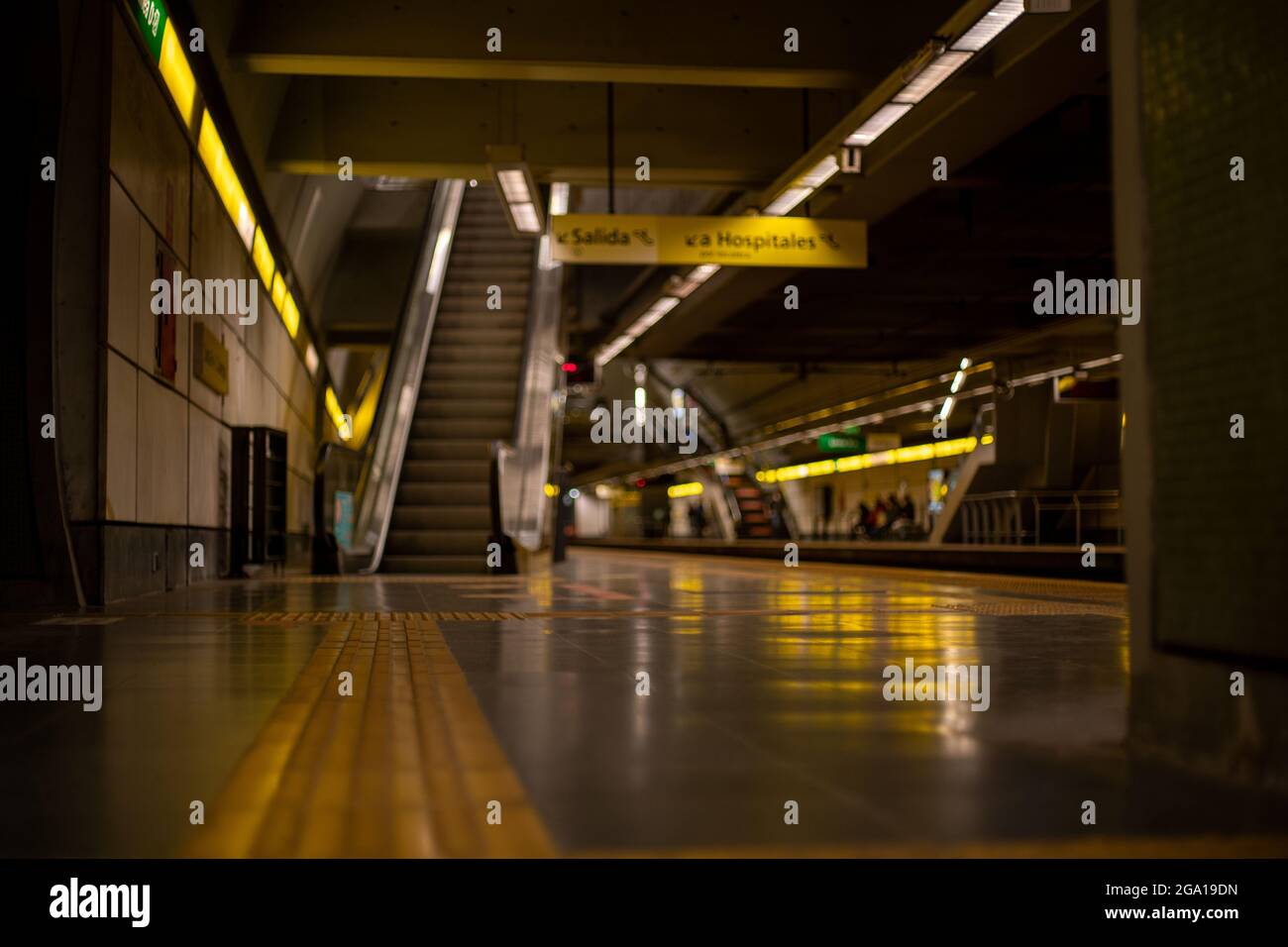 Vue sur une station de métro moderne avec panneaux de direction Banque D'Images