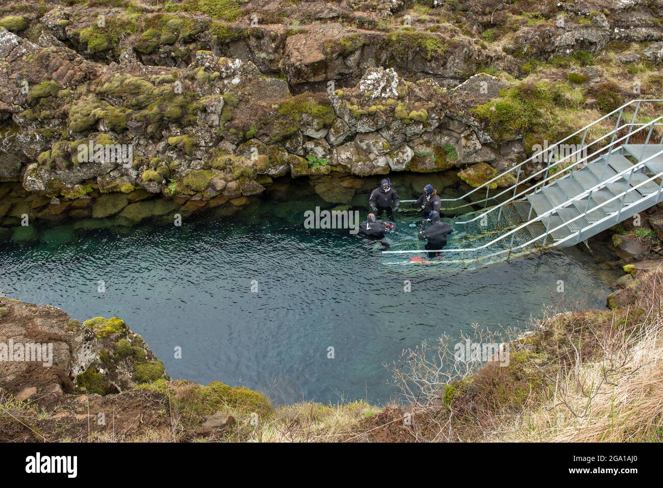 L'Islande, SILFRA S.P.A. - 20 MAI 2019 : les plongeurs de la préparation d'entrer dans l'eau au rift Silfra S.p.a., l'endroit où l'américain et eurasien Banque D'Images