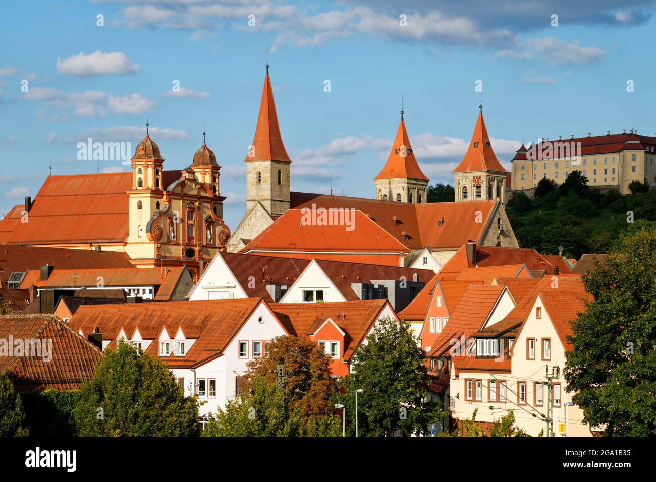 Ellwangen : vue avec l'église luthérienne (à gauche), les tours de la basilique Saint-Vitus et du château d'Ellwangen, district d'Ostalb, Bade-Wurtemberg, Allemagne Banque D'Images