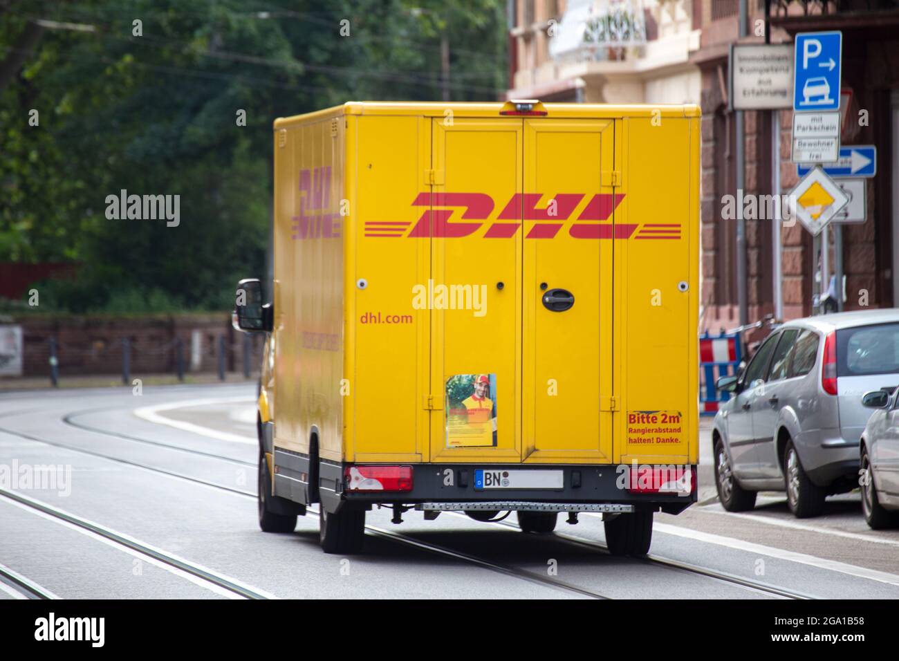 Véhicule de livraison DHL à Mannheim, Bade-Wurtemberg, Allemagne Banque D'Images