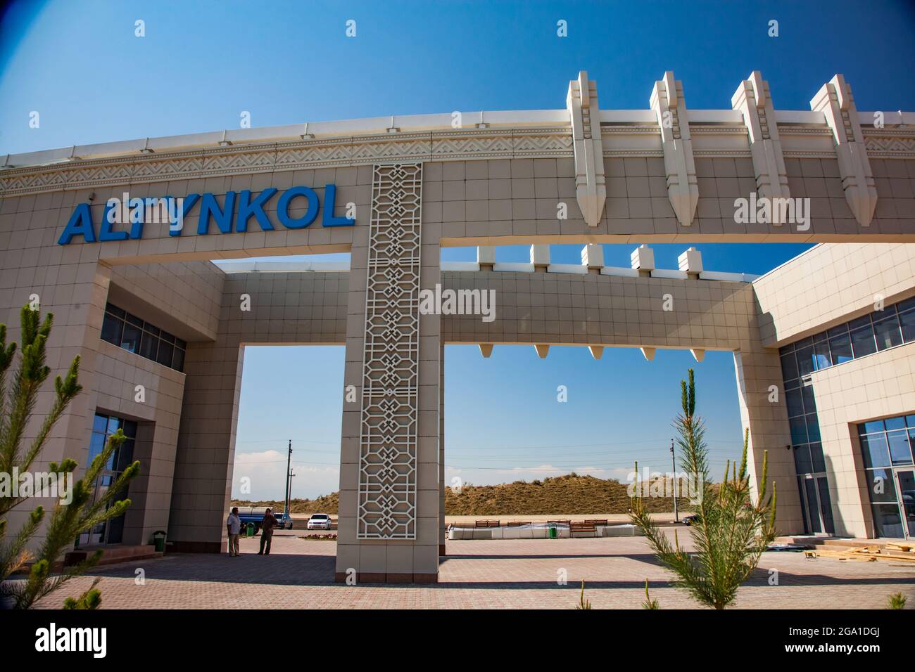 Altynkol, Kazakhstan - 05 juin 2012 : gare d'Altynkol. Vue panoramique sur les éléments du bâtiment. Nom de la station lettres bleues, ciel bleu. Banque D'Images