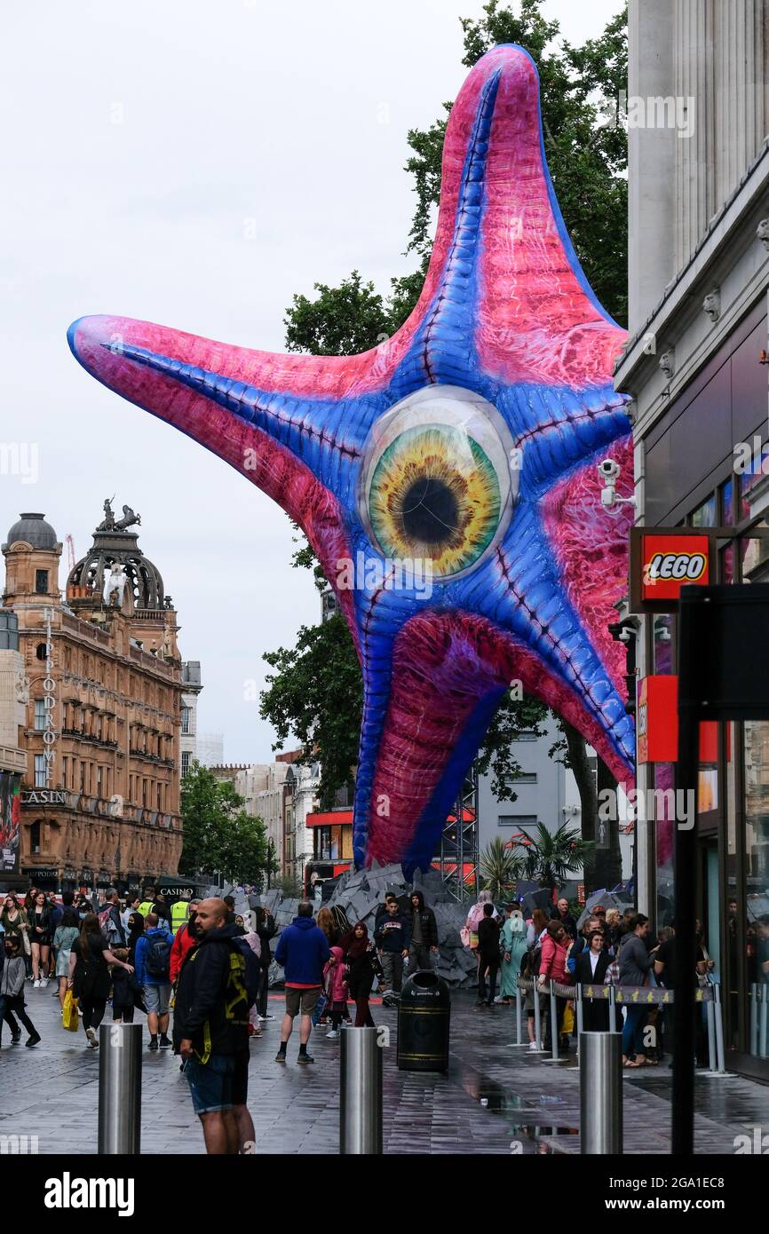 Leicester Square, Londres, Royaume-Uni. 28 juillet 2021. Une statue géante de Starro installée à Leicester Square pour l'ouverture de l'escouade de suicide. Crédit : Matthew Chattle/Alay Live News Banque D'Images