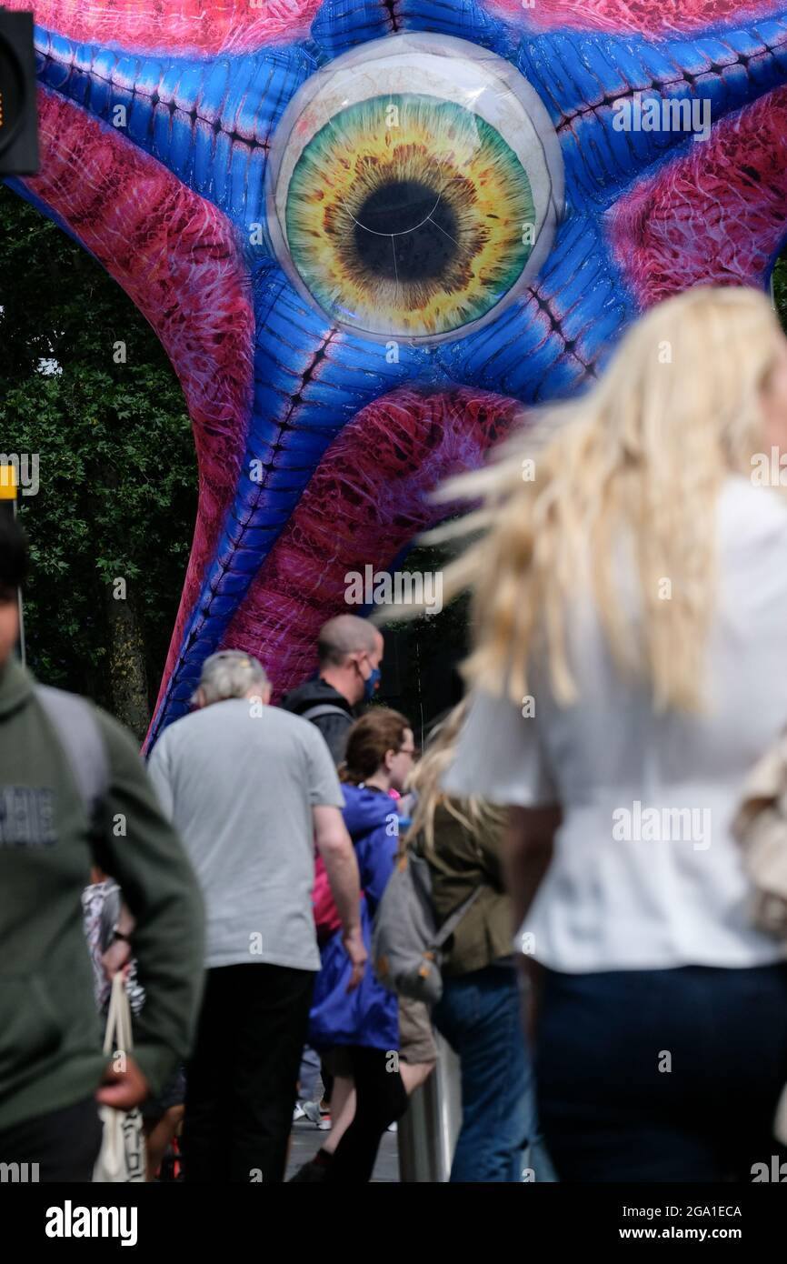 Leicester Square, Londres, Royaume-Uni. 28 juillet 2021. Une statue géante de Starro installée à Leicester Square pour l'ouverture de l'escouade de suicide. Crédit : Matthew Chattle/Alay Live News Banque D'Images