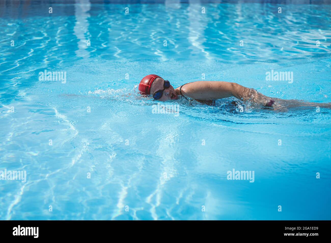 Santa Maria di Leuca, Italie - juillet 2021 - Femme natation dans la piscine d'un complexe Banque D'Images