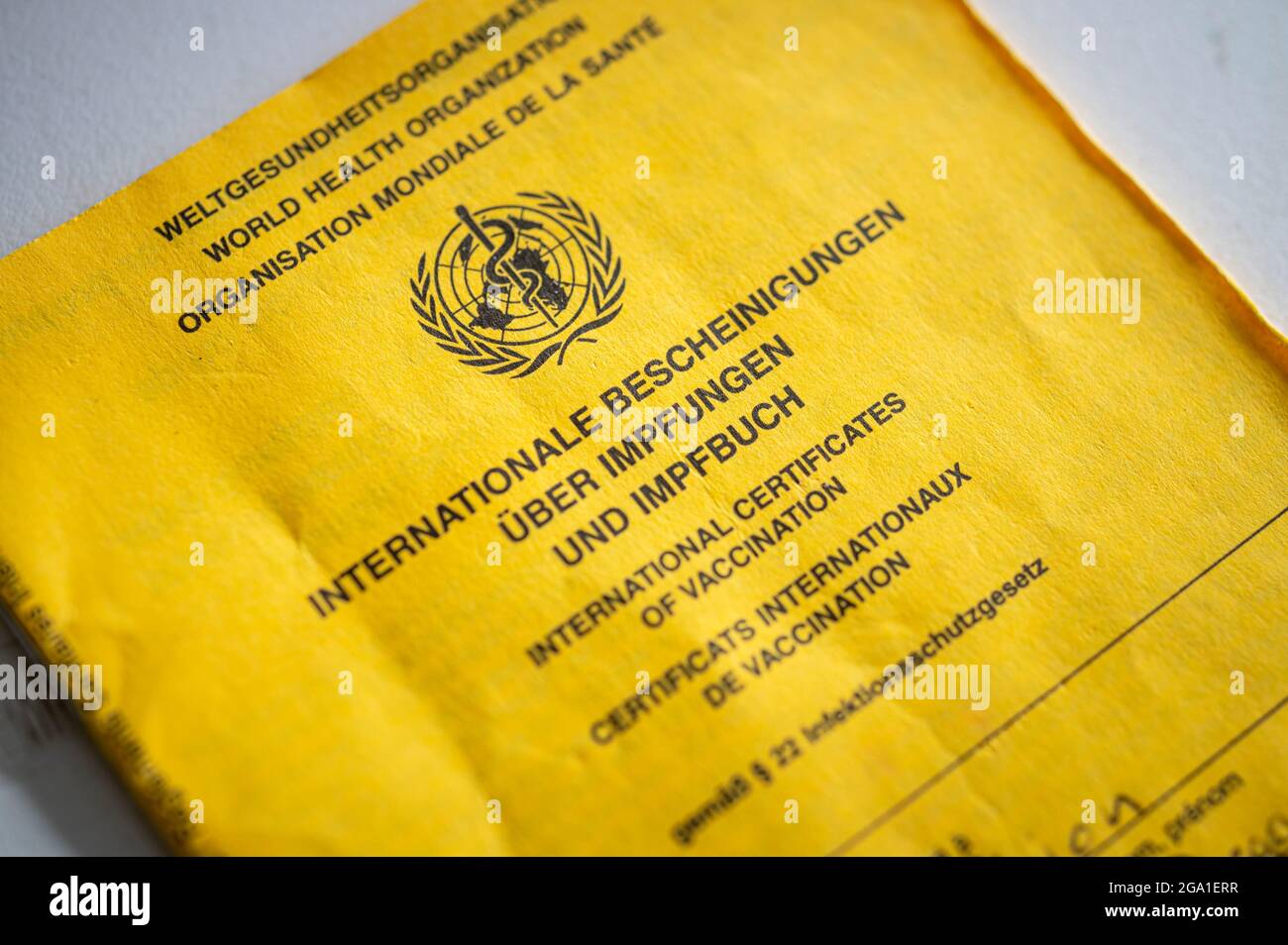 Berlin, Allemagne. 16 mai 2021. Un livre de vaccination se trouve sur une table. Credit: Fabian Sommer/dpa/Alay Live News Banque D'Images