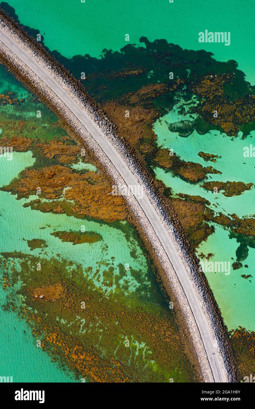 Vue aérienne depuis le drone de la chaussée d'Eriskay reliant les îles de South Uist (en haut) à Eriskay dans les Hébrides extérieures, en Écosse, au Royaume-Uni Banque D'Images