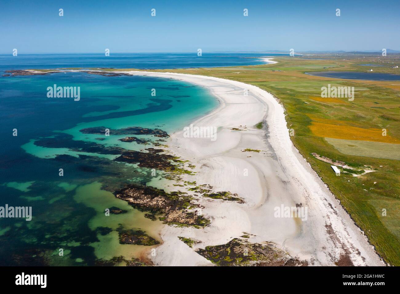 Vue aérienne de drone de sable blanc sur la plage et de Machir à l'arrière sur la côte ouest de South Uist à Kildonan, Outer Hebrides, Écosse, Royaume-Uni Banque D'Images