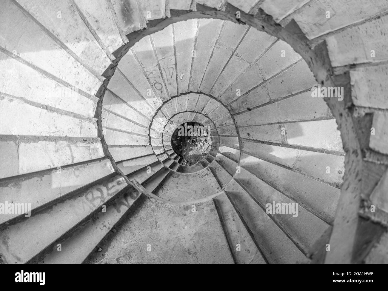 Les ruines du château de Łapalice sont des attractions touristiques intéressantes dans le nord de la Pologne. Ici en particulier ses escaliers en spirale Banque D'Images