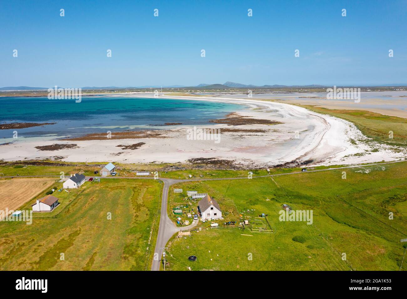 Vue aérienne depuis le drone de Balgarva, en regardant à travers la plage de sable et l'estuaire jusqu'à Benbecula, dans le sud de l'Uist, dans les Hébrides extérieures, en Écosse, au Royaume-Uni Banque D'Images