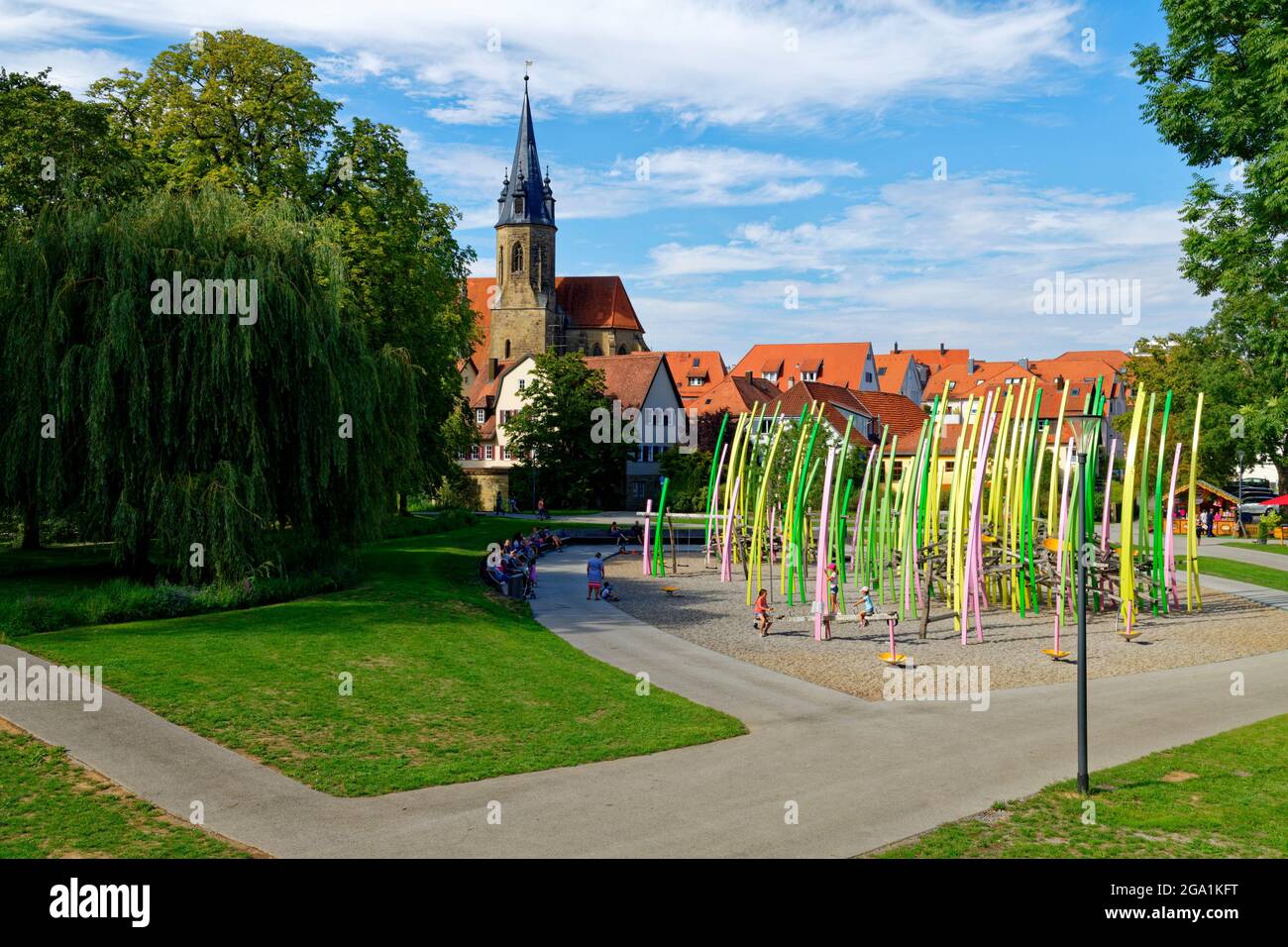Öhringen à Hohenlohe: Aire de jeux à la Hofgarten, église luthérienne (Stiftskirche) en arrière-plan, Bade-Wurtemberg, Allemagne Banque D'Images