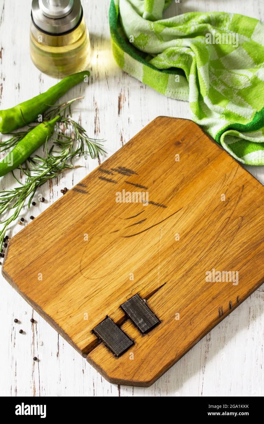 Maquette de cuisine. Épices, herbes et planche à découper pour cuisiner sur la table de cuisine. Banque D'Images