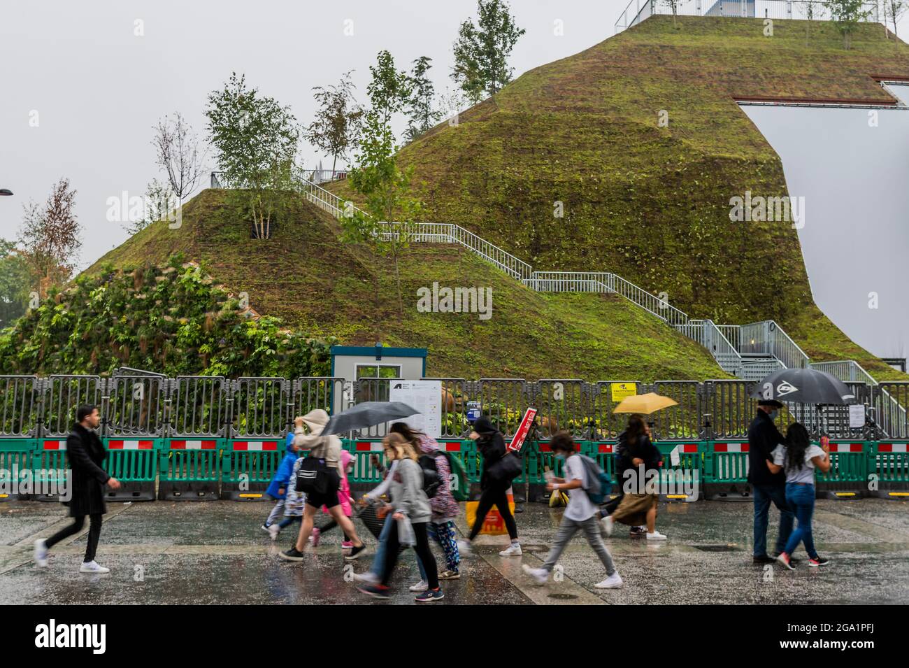 Londres, Royaume-Uni. 28 juillet 2021. La pluie ne semble pas malke l'attraction plus attrayante - le Marble Arch de 2 millions de livres sterling, a été annoncé en février, et vient d'être ouvert, mais après de mauvais commentaires, il n'est disponible que pour les détenteurs de billets existants - alternativement, ils peuvent faire changer leurs billets à une date où il a été « fixé ». Conçu par la société néerlandaise MVRDV, il avait à l'origine un droit d'entrée de 6.50 £. Hyde Park voisin est presque entièrement masqué par des arbres, ce qui lui fait penser qu'il a dû être conçu pour l'hiver. Crédit : Guy Bell/Alay Live News Banque D'Images