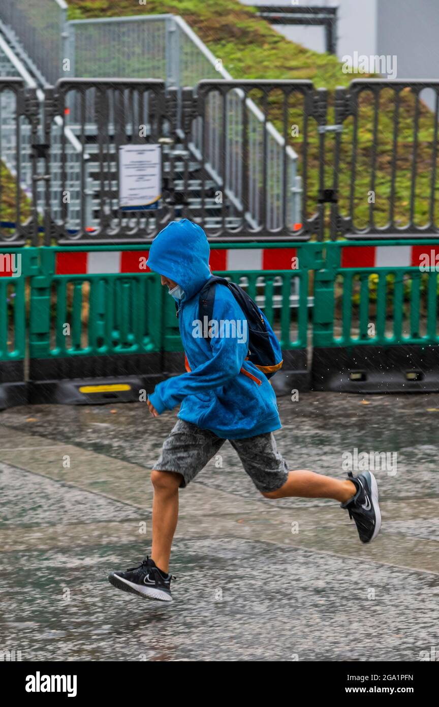 Londres, Royaume-Uni. 28 juillet 2021. La pluie ne semble pas malke l'attraction plus attrayante - le Marble Arch de 2 millions de livres sterling, a été annoncé en février, et vient d'être ouvert, mais après de mauvais commentaires, il n'est disponible que pour les détenteurs de billets existants - alternativement, ils peuvent faire changer leurs billets à une date où il a été « fixé ». Conçu par la société néerlandaise MVRDV, il avait à l'origine un droit d'entrée de 6.50 £. Hyde Park voisin est presque entièrement masqué par des arbres, ce qui lui fait penser qu'il a dû être conçu pour l'hiver. Crédit : Guy Bell/Alay Live News Banque D'Images