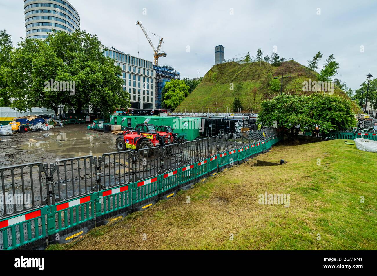 Londres, Royaume-Uni. 28 juillet 2021. L'escrime en plastique donne l'impression d'être un chantier de construction - le Marble Arch Mound de 2 millions de livres, a été annoncé en février, et vient d'être ouvert, mais après de mauvais commentaires, il n'est disponible que pour les détenteurs de billets existants - alternativement, ils peuvent faire changer leurs billets à une date où il a été « fixé ». Conçu par la société néerlandaise MVRDV, il avait à l'origine un droit d'entrée de 6.50 £. Hyde Park voisin est presque entièrement masqué par des arbres, ce qui lui fait penser qu'il a dû être conçu pour l'hiver. Crédit : Guy Bell/Alay Live News Banque D'Images