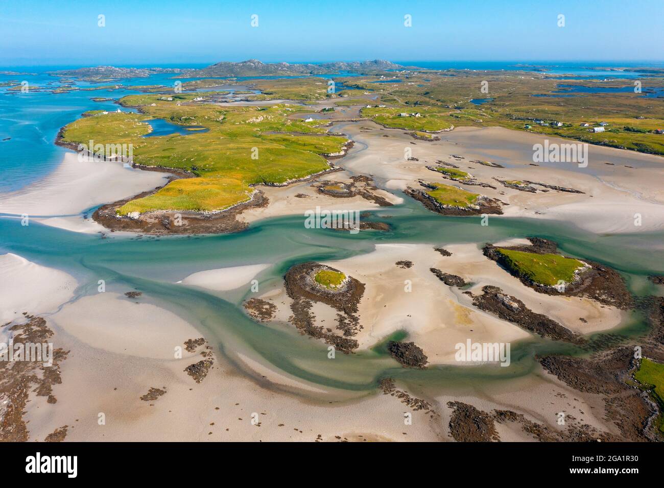 Vue aérienne depuis un drone de paysage côtier en direction de l'île de Grimsay sur Benbecula dans les Hébrides extérieures, Écosse, Royaume-Uni Banque D'Images