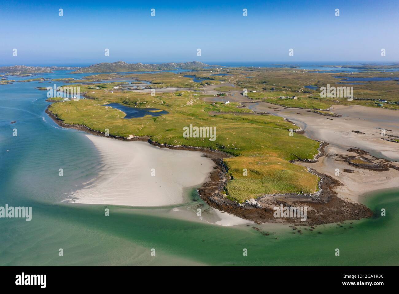 Vue aérienne depuis un drone de paysage côtier en direction de l'île de Grimsay sur Benbecula dans les Hébrides extérieures, Écosse, Royaume-Uni Banque D'Images