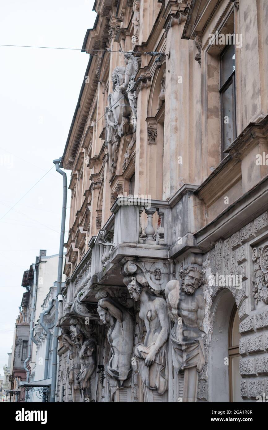 Le manoir de Demidov et le groupe sculptural Atlantéen près de l'entrée. Banque D'Images