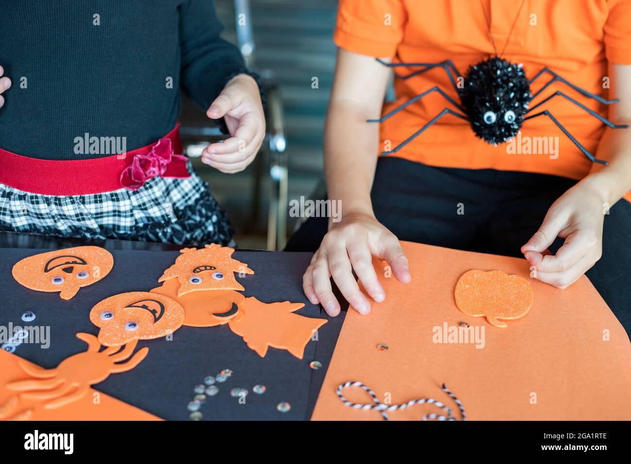 Préparations artisanales pour enfants d'Halloween. Petits enfants faisant de l'artisanat à la maison. Concept bricolage vacances. Banque D'Images