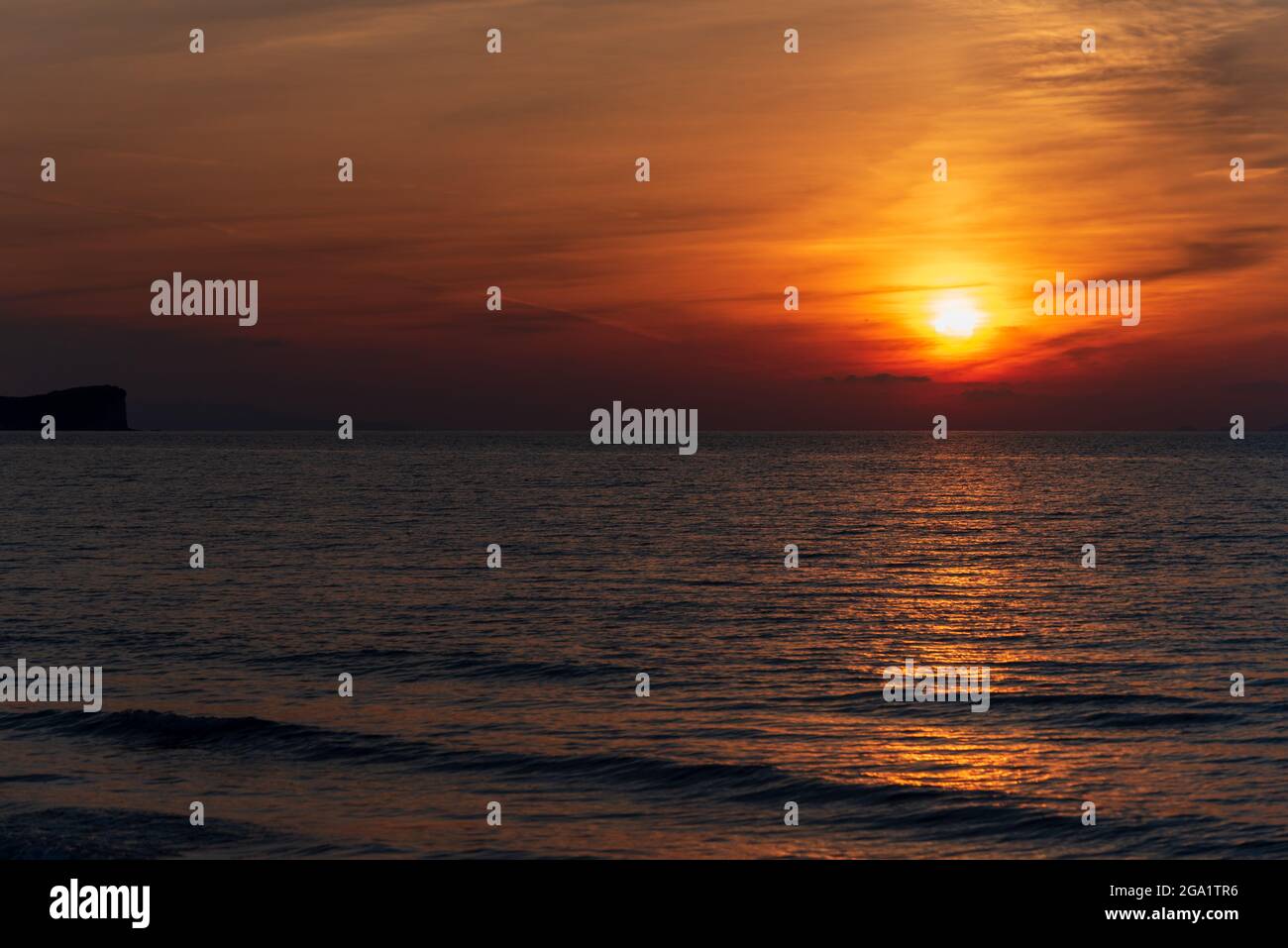 Coucher De Soleil Incroyable Sur La Mer La Partie Nord De L Ile De Corfou En Grece Photo Stock Alamy
