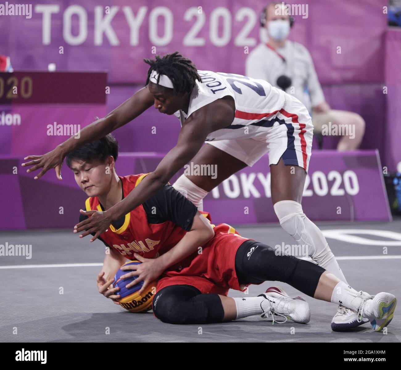 Tokyo, Japon. 28 juillet 2021. Mamignan Toure de France (28) se bat pour le ballon avec Zhiting Zhang de Chine (10) lors du match féminin de la MÉDAILLE de bronze 3X3 Basketball aux Jeux Olympiques d'été de Tokyo à Tokyo, Japon, le mercredi 28 juillet 2021. La Chine a gagné le match pour remporter la médaille de bronze. Photo de Bob Strong/UPI. Crédit : UPI/Alay Live News Banque D'Images