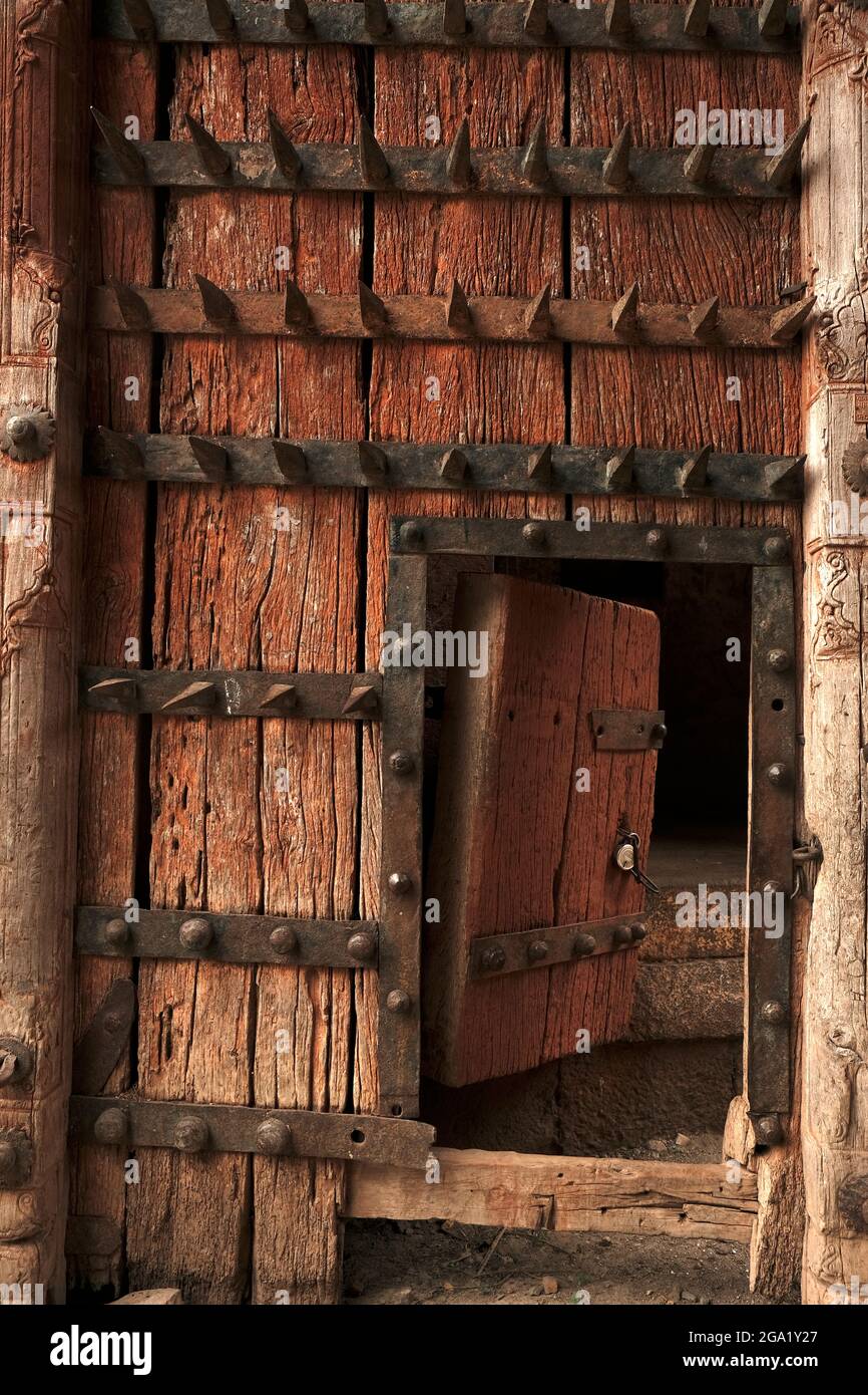 Ancienne grande porte en bois, place historique, le fort de Wafgaon est le lieu de naissance du roi Yashwant Rao Holkar, Holkar ama (fort) Maharashtra, Inde. Banque D'Images