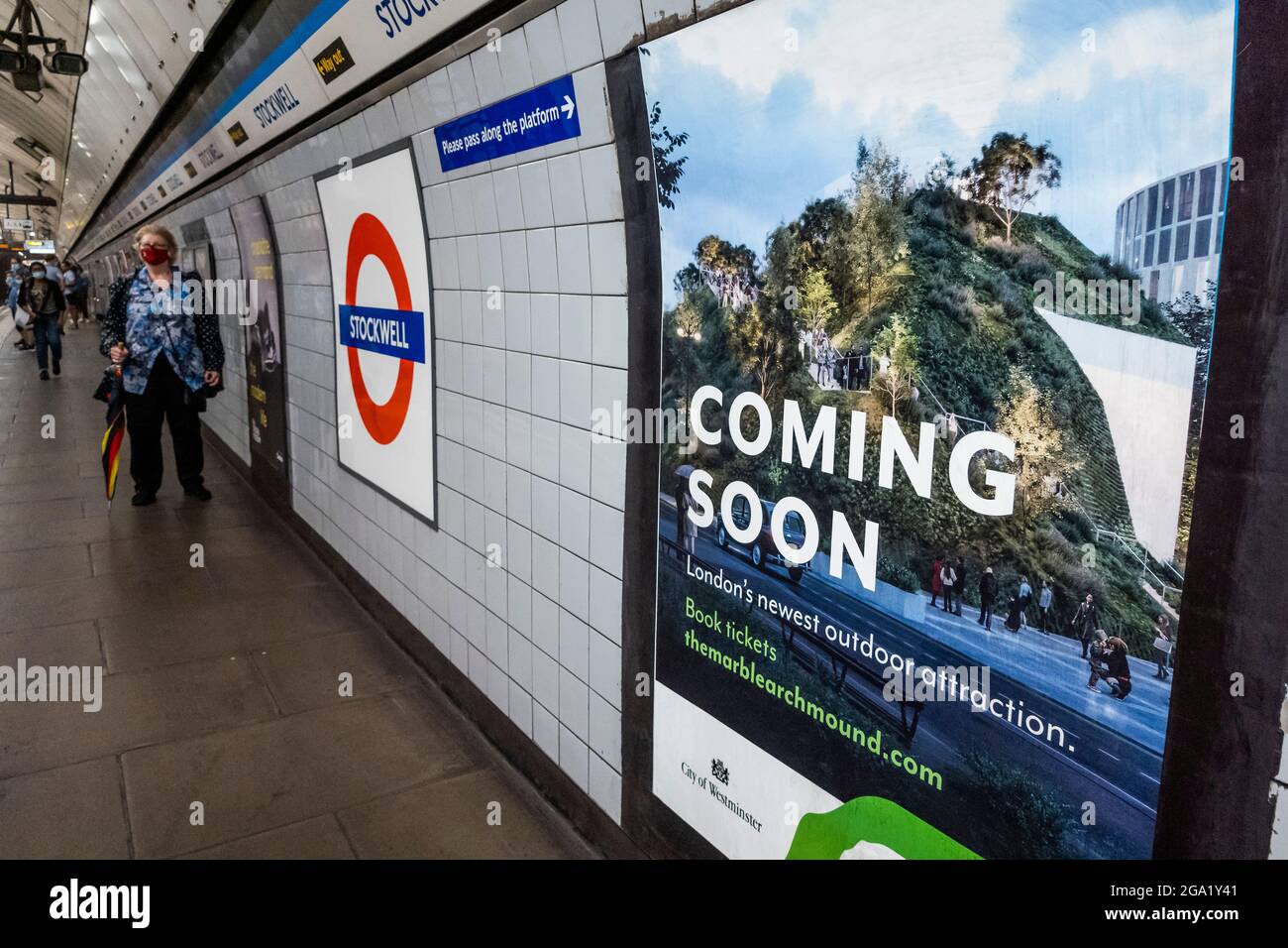 Londres, Royaume-Uni. 28 juillet 2021. La publicité sur le tube semble maintenant un peu optimiste - le Marble Arch Mound de 2 millions de livres sterling, a été annoncé en février, et vient d'être ouvert, mais après de mauvais commentaires, il n'est disponible que pour les détenteurs de billets existants - alternativement, ils peuvent faire changer leurs billets à une date où il a été « fixé ». Conçu par la société néerlandaise MVRDV, il avait à l'origine un droit d'entrée de 6.50 £. Hyde Park voisin est presque entièrement masqué par des arbres, ce qui lui fait penser qu'il a dû être conçu pour l'hiver. Crédit : Guy Bell/Alay Live News Banque D'Images