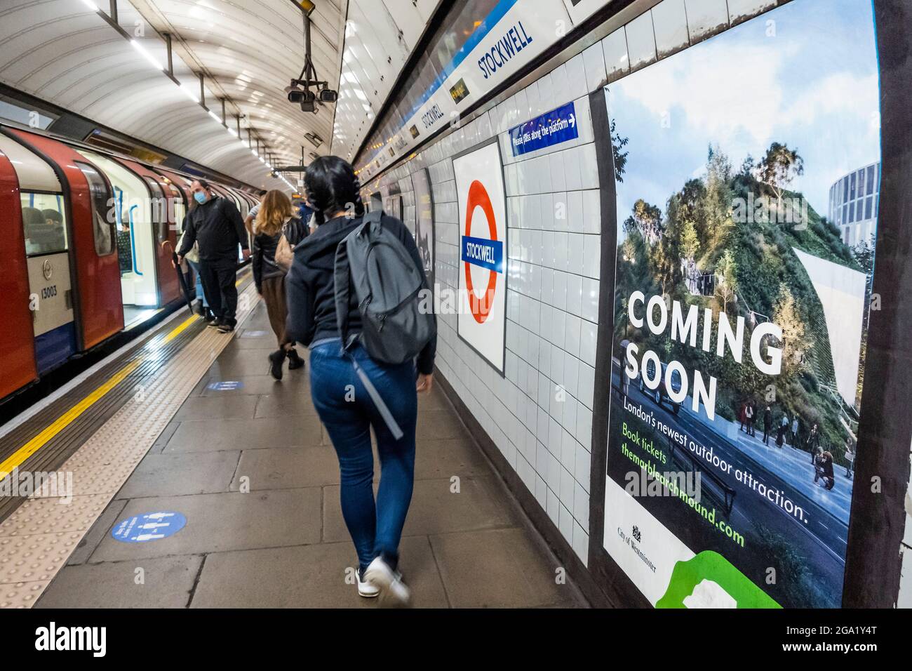 Londres, Royaume-Uni. 28 juillet 2021. La publicité sur le tube semble maintenant un peu optimiste - le Marble Arch Mound de 2 millions de livres sterling, a été annoncé en février, et vient d'être ouvert, mais après de mauvais commentaires, il n'est disponible que pour les détenteurs de billets existants - alternativement, ils peuvent faire changer leurs billets à une date où il a été « fixé ». Conçu par la société néerlandaise MVRDV, il avait à l'origine un droit d'entrée de 6.50 £. Hyde Park voisin est presque entièrement masqué par des arbres, ce qui lui fait penser qu'il a dû être conçu pour l'hiver. Crédit : Guy Bell/Alay Live News Banque D'Images