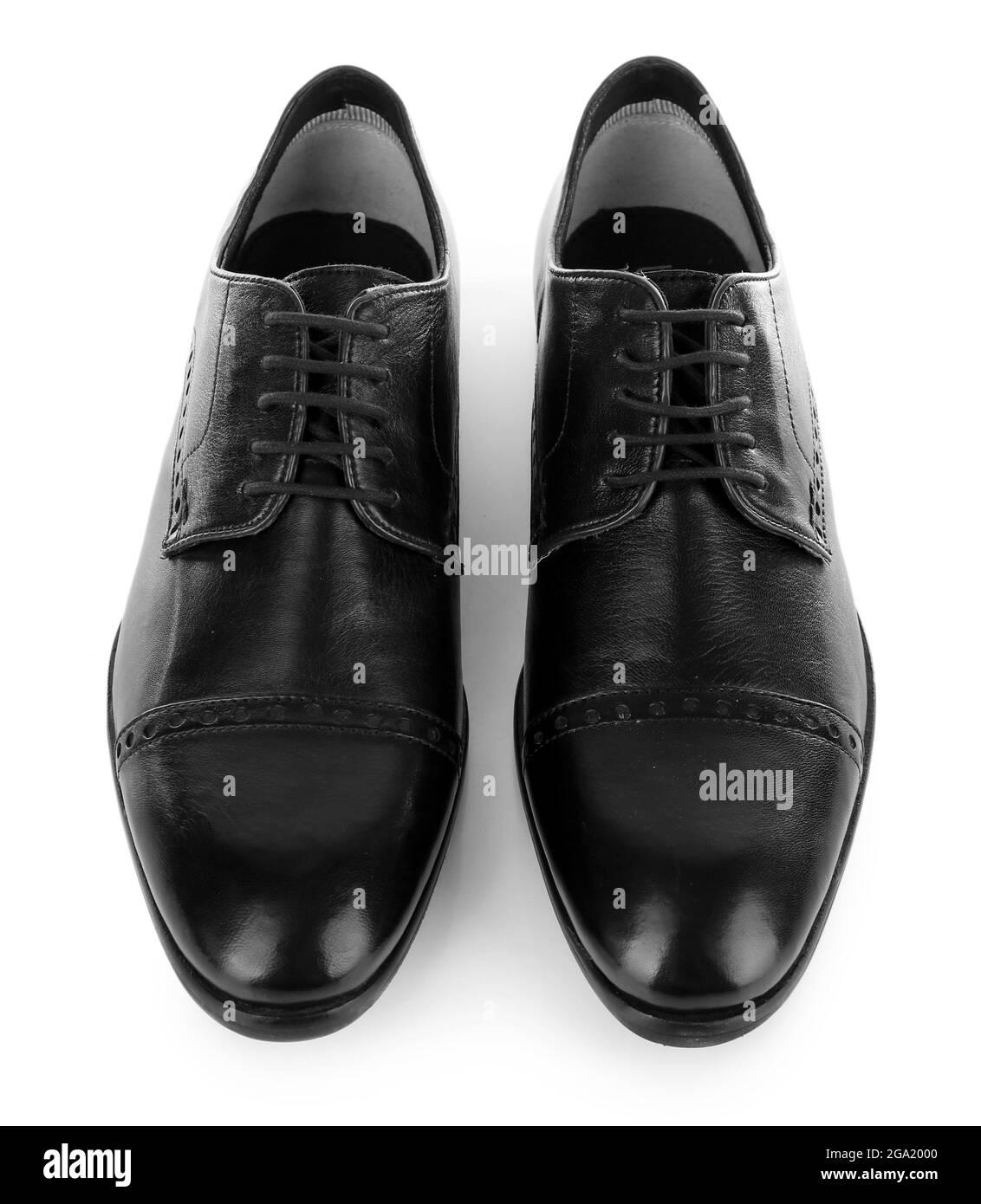 Chaussures homme noir brillant isolées sur blanc Photo Stock - Alamy