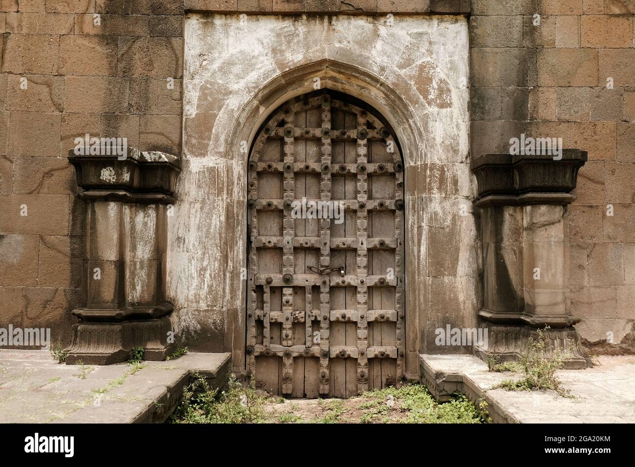 Ancienne grande porte en bois, place historique, le fort de Wafgaon est le lieu de naissance du roi Yashwant Rao Holkar, Holkar ama (fort) Maharashtra, Inde. Banque D'Images