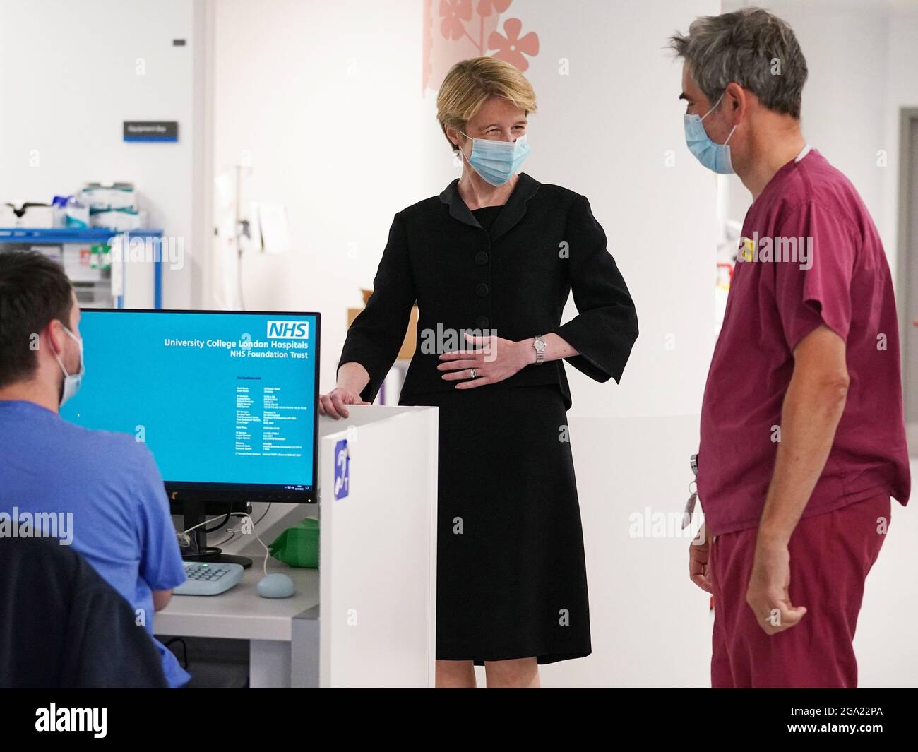 Amanda Pritchard s'adresse à l'anesthésiste Dr Rob Stephens (à droite) lors d'une visite à l'University College Hospital de Londres, suite à l'annonce de sa nomination au poste de directeur général du NHS en Angleterre. Date de la photo: Mercredi 28 juillet 2021. Banque D'Images