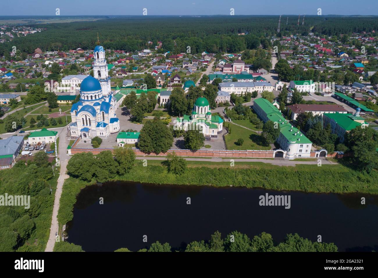 Vue d'une hauteur aux déserts de Kaluga St. Tikhonov le jour de juillet ensoleillé. Région de Kaluga, Russie Banque D'Images