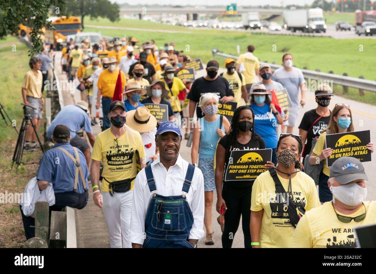 Georgetown, États-Unis. 28 juillet 2021. Les groupes de droits de vote nationaux et texans débutent une marche de quatre jours de 30 miles le long d'une route de façade inter-États de Georgetown, au Texas, au Capitole de l'État à Austin. En raison de la chaleur estivale du Texas, plusieurs quarts de travail de 100 personnes feront des marches d'environ 4 milles chacun. La Marche pour la démocratie appelle à l'adoption de la loi John Lewis sur les droits de vote et à l'élimination des obstacles au vote à l'échelle de l'État. Crédit : Bob Daemmrich/Alay Live News Banque D'Images