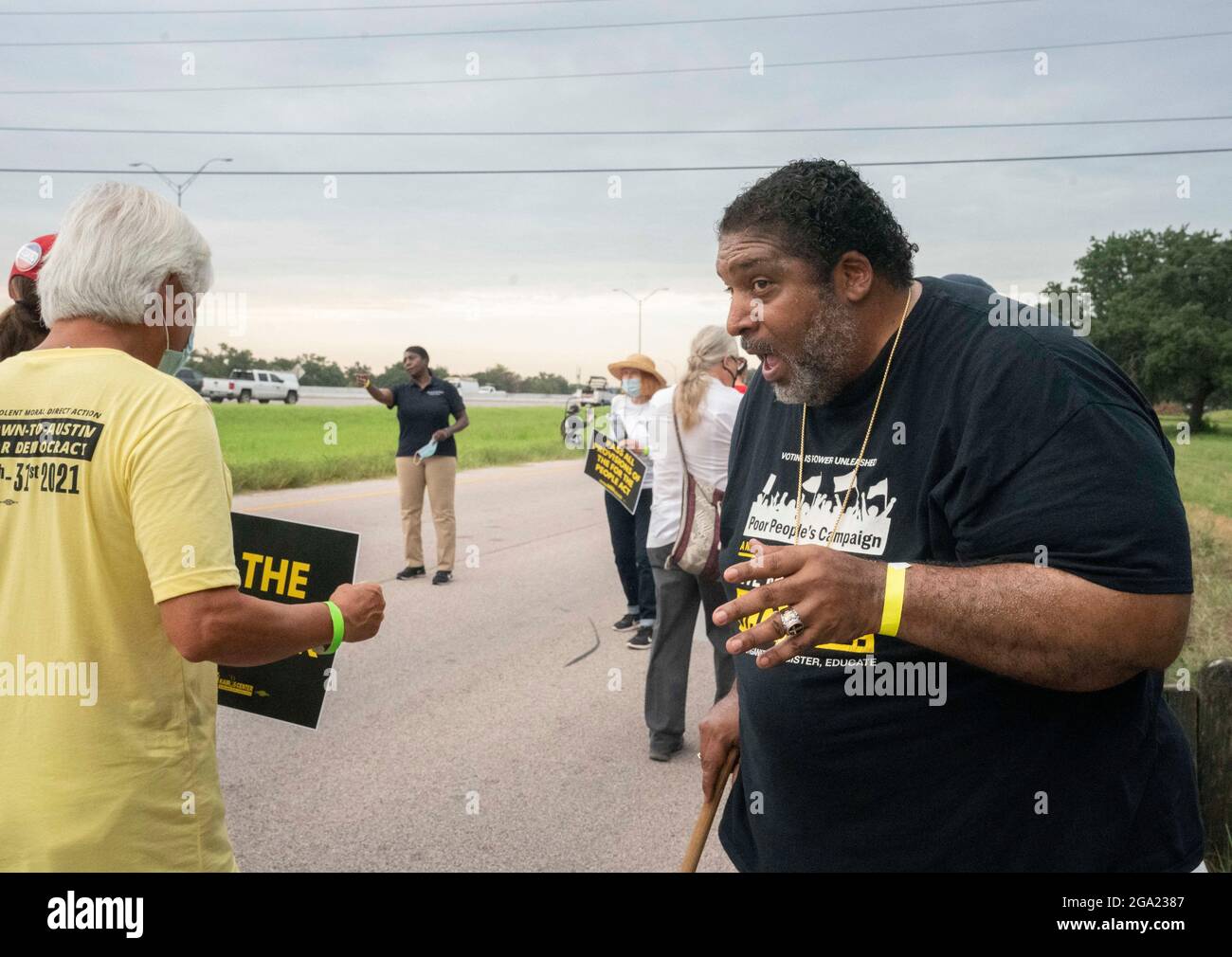 Georgetown, États-Unis. 28 juillet 2021. Le révérend William Barber encourage les marcheurs alors que les groupes de droit de vote nationaux et texans commencent une marche de 30 miles, quatre jours, de Georgetown, Texas au Capitole de l'État à Austin. En raison de la chaleur estivale du Texas, plusieurs quarts de travail de 100 personnes feront des marches d'environ 4 milles chacun. La Marche pour la démocratie appelle à l'adoption de la loi John Lewis sur les droits de vote et à l'élimination des obstacles au vote à l'échelle de l'État. Crédit : Bob Daemmrich/Alay Live News Banque D'Images