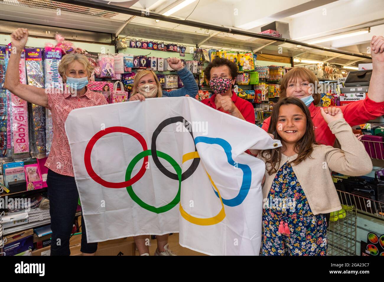 Skibbereen, West Cork, Irlande. 28 juillet 2021. Les habitants de la ville de Skibbereen se préparaient aujourd'hui à soutenir les rameurs irlandais qui se disputaient demain matin la finale des Mens Lightweight Double Sculls. Les rameurs Fintan McCarthy et Paul O'Donovan de Skibbereen vont pour l'or à 1.50am. Eileen O'Sullivan, Fiona Ramenaden, Noreen Collins, Grace Ramenaden et Nuala O'Driscoll étaient photographiés pour montrer leur soutien aux rameurs de la boutique de jouets d'O'Sullivan. Crédit : AG News/Alay Live News Banque D'Images