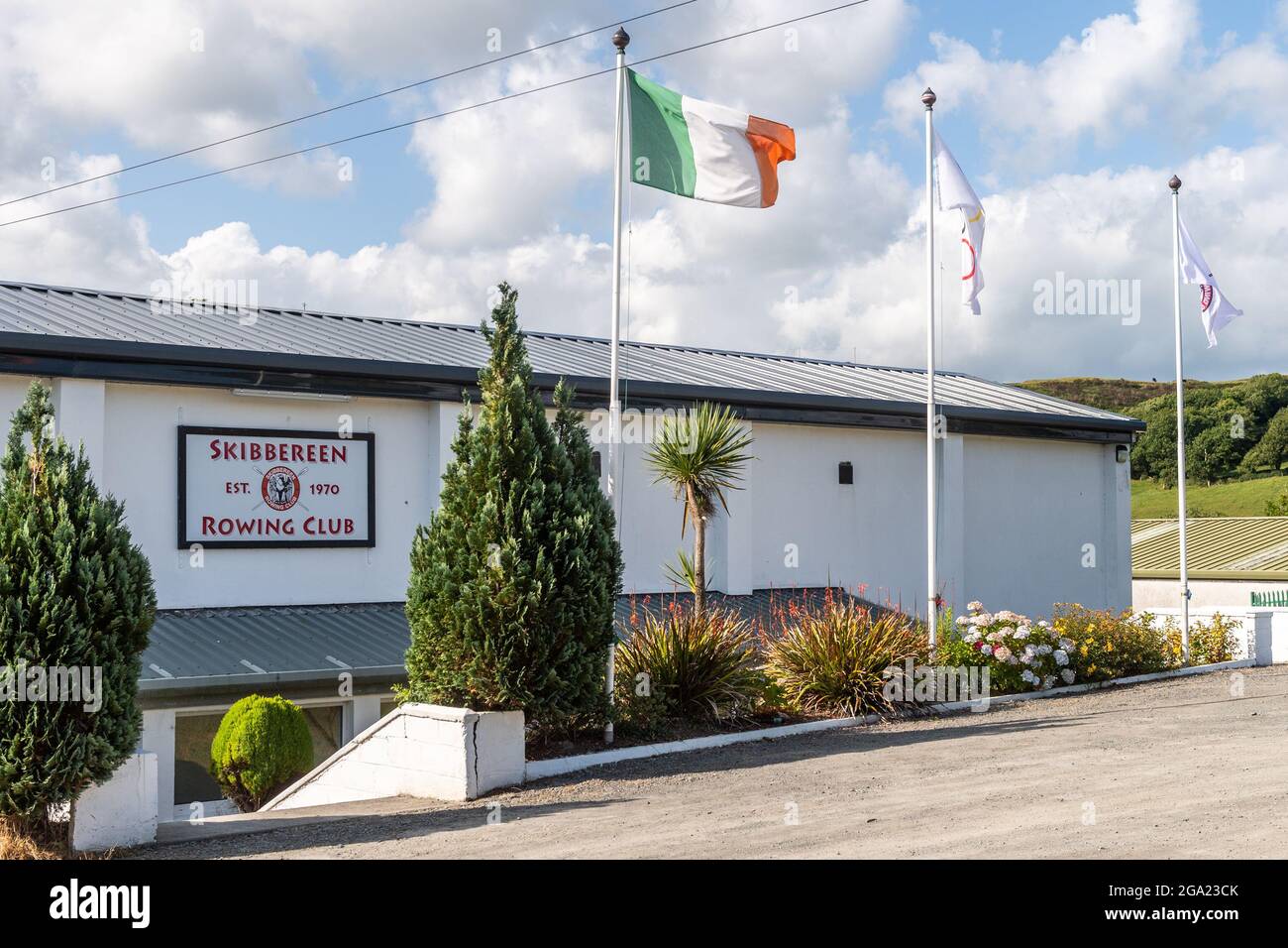 Skibbereen, West Cork, Irlande. 28 juillet 2021. Les habitants de la ville de Skibbereen se préparaient aujourd'hui à soutenir les rameurs irlandais qui se disputaient demain matin la finale des Mens Lightweight Double Sculls. Les rameurs Fintan McCarthy et Paul O'Donovan de Skibbereen vont pour l'or à 1.50am. Le Skibbereen Rowing Club, où Paul O'Donovan a été élevé avec l'aviron, volait les drapeaux olympiques et irlandais. Crédit : AG News/Alay Live News Banque D'Images