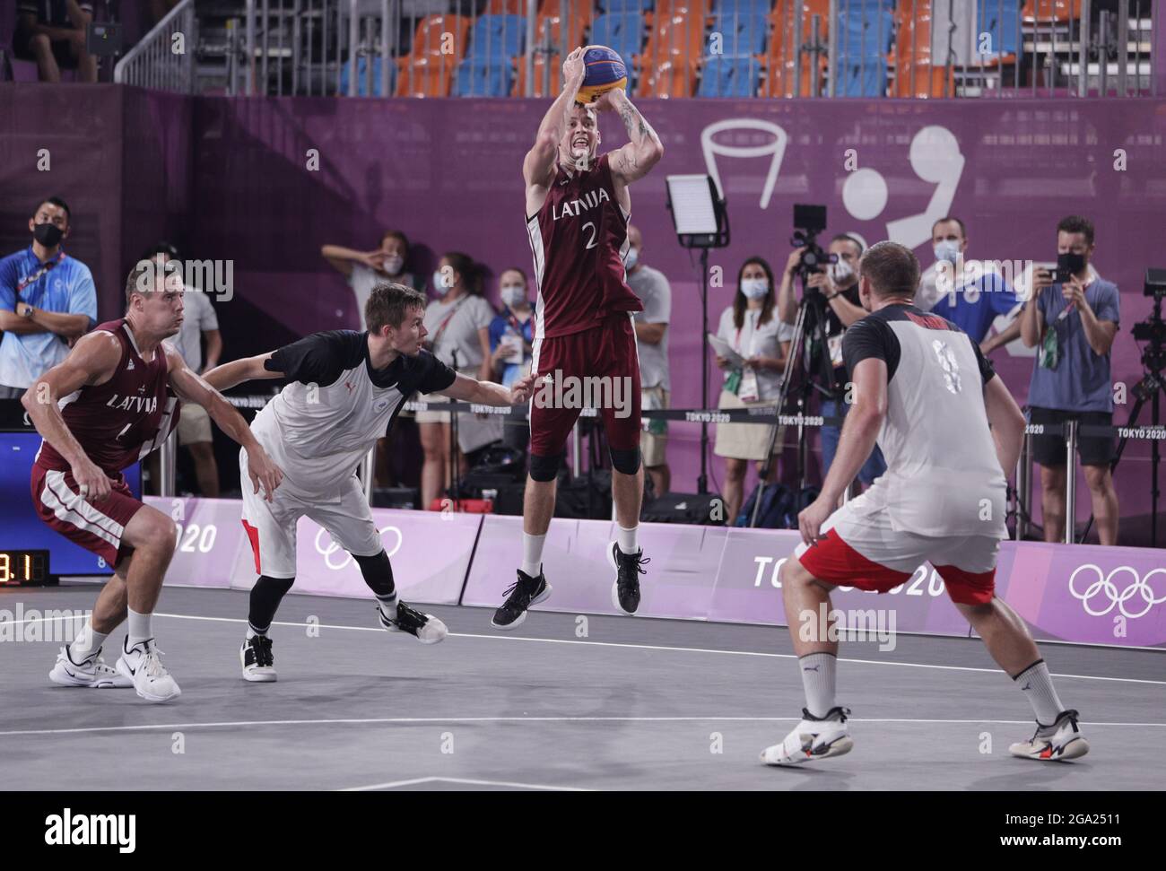 Tokyo, Japon. 28 juillet 2021. Karlis Lasmanis (2), en Lettonie, tire pendant la partie de médaille d'or contre l'équipe ROC dans le basketball 3X3 masculin aux Jeux olympiques d'été de Tokyo, au Japon, le mercredi 28 juillet 2021. La Lettonie a gagné la médaille d'or. Photo de Bob Strong/UPI crédit: UPI/Alay Live News Banque D'Images