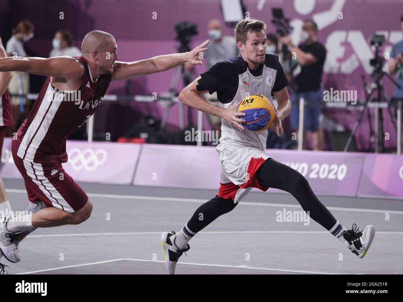 Tokyo, Japon. 28 juillet 2021. Alexander Zuev (4), de l'équipe ROC, passe devant Edgars Krumins (3) en Lettonie dans le match de la médaille d'or 3X3 Basketball masculin aux Jeux olympiques d'été de Tokyo, au Japon, le mercredi 28 juillet 2021. La Lettonie a gagné la médaille d'or. Photo de Bob Strong/UPI crédit: UPI/Alay Live News Banque D'Images